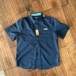 NWT - Field and Stream Men’s Latitude Short Sleeve Woven Blue Shirt with UPF 30+
